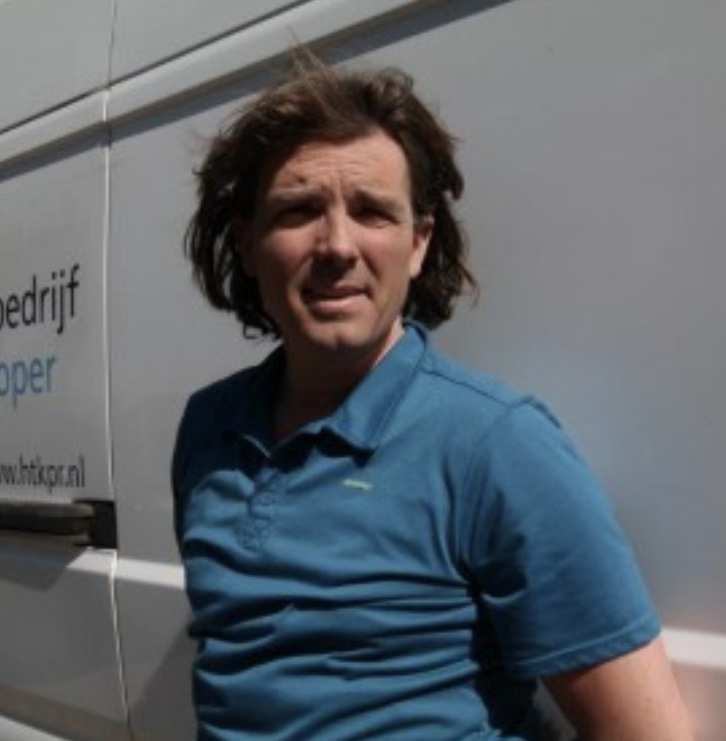 Rob Houtkooper bij zijn bedrijfsbus